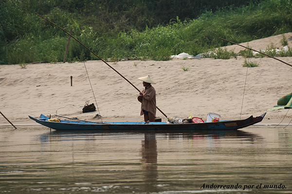 señor de Luang Prabang pescando