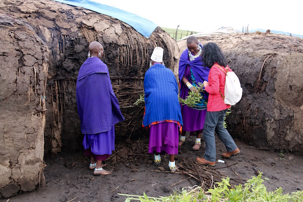 Construcción casa Maasai-Andorreando por el Mundo