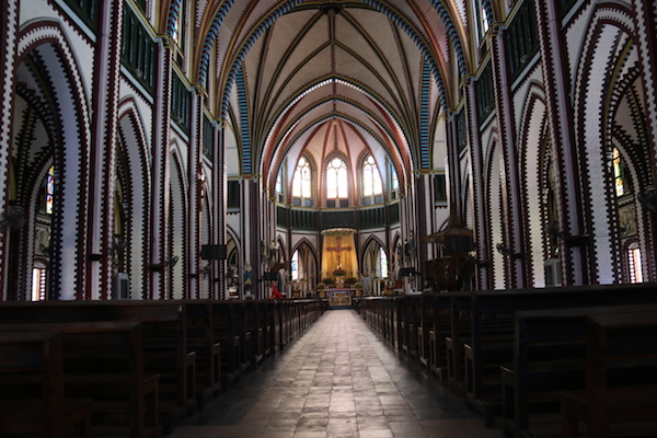 Interior Iglesia Encarnación-Andorreando por el Mundo