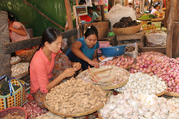 Mercado Local Nyaung-Oo-Andorreando por el Mundo