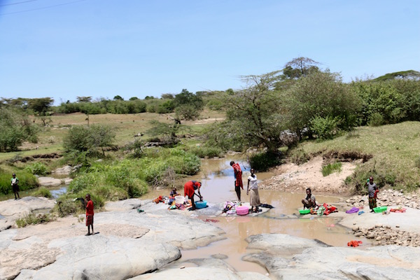 Mujeres lavando ropa Kenya-Andorreando por el Mundo