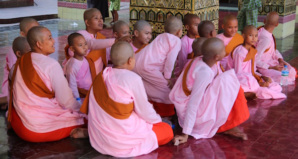 Niñas Monjas Myanmar-Andorreando por el Mundo