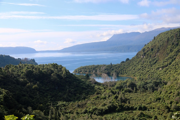 Lago Tarawera-Andorreando por el Mundo.