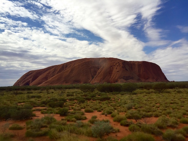 Monolito Uluru-Andorreando por el Mundo