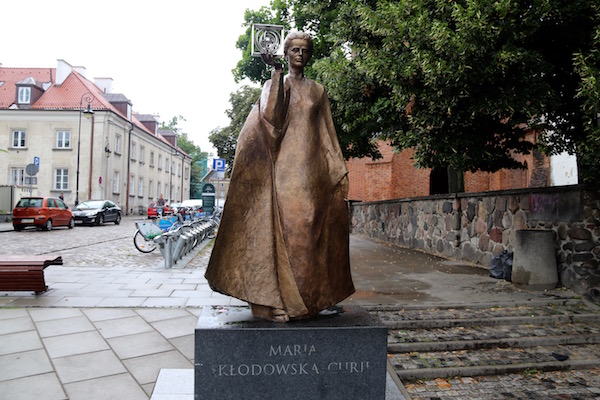 Escultura María Sklodowska