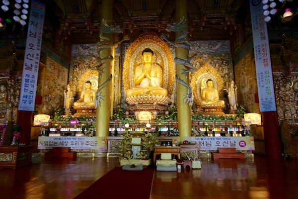 Interior Templo Yakcheon