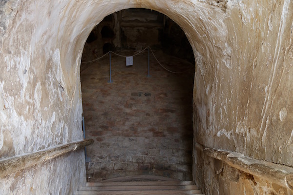 Entrada cripta funeraria