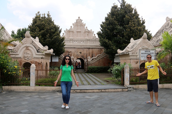 Entrada palacio Taman Sari