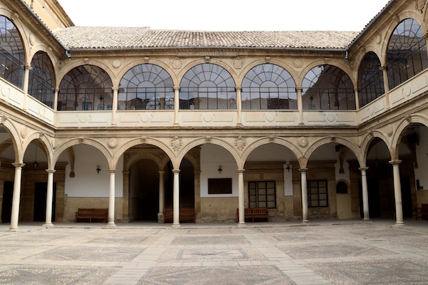 Patio Antigua Universidad Baeza