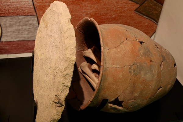 Enterramiento en doble urna de cerámica