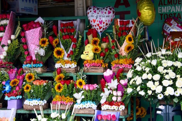Adornos florales en la Plaza de las Flores Zaida, Letty Castillo.