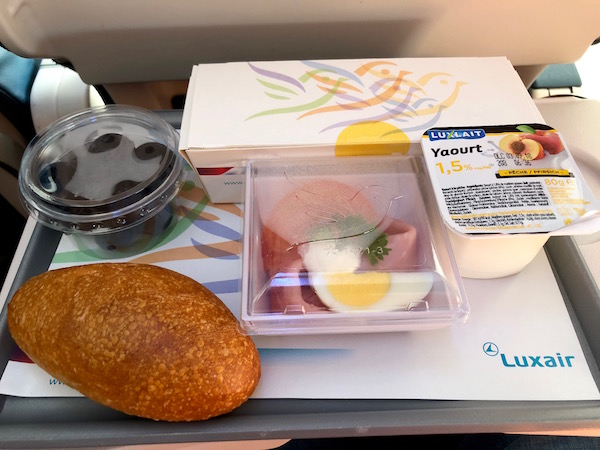 Desayuno avión Luxair.