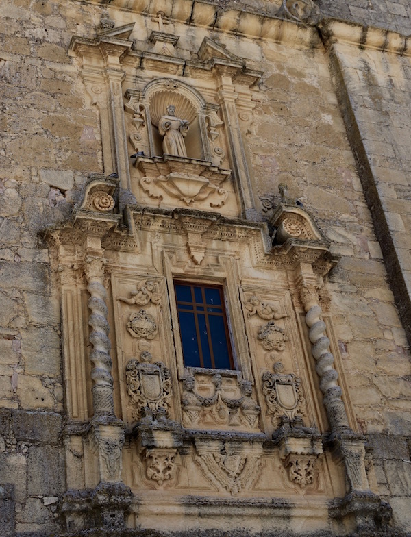 Detalles fachada de la iglesia de San Antonio.