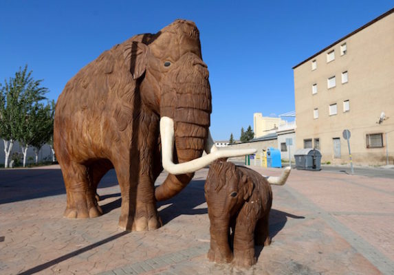 Esculturas de mamuts.