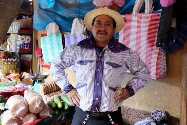 Indígena en el Mercado principal de Todos Santos.