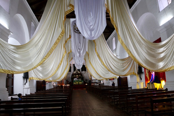 Interior de la iglesia de San Francisco de Asís, Panajachel.