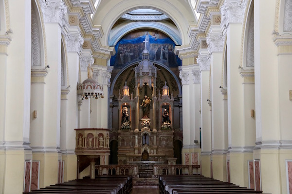 Interior iglesia de Santo Domingo, Guayaquil.