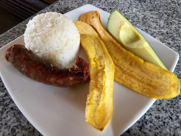 Longaniza, aguacate, arroz y plátano frito.