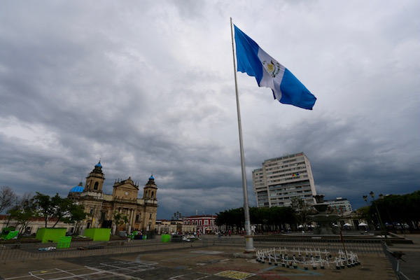Plaza Central, bandera