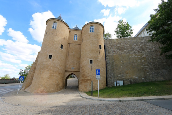 Puerta de las 3 torres (Tris Tours)