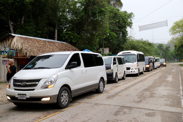 Cola acceso Parque Nacional Tikal.