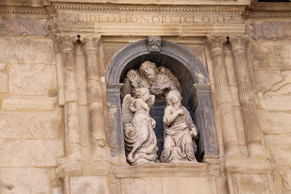 Detalles fachada iglesia de San Gabriel.