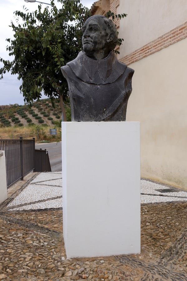 Escultura Fray Alonso de Montúfar.