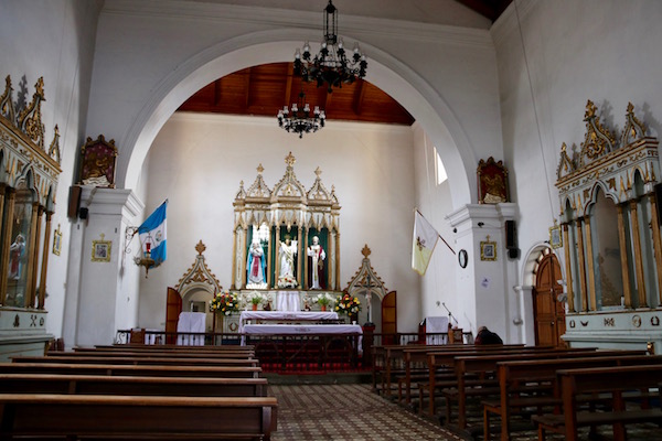 Interior iglesia de San Pedro Apóstol.